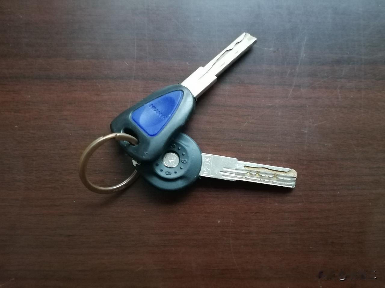 别提了，昨天晚上发生一件事，我出门的时候，忘记带钥匙。
 
昨天下午，我去饺子馆