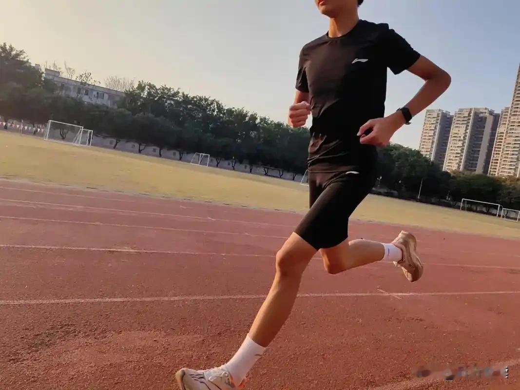 你有过这样的长跑经历吗？一开始迈开步子还觉得轻松，跑着跑着浑身就开始发酸，腿像灌
