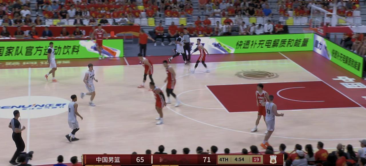 热身赛中看出，中国男篮罚球命中率需要提高，基本上是2中1，而且篮板球抢的不够积极