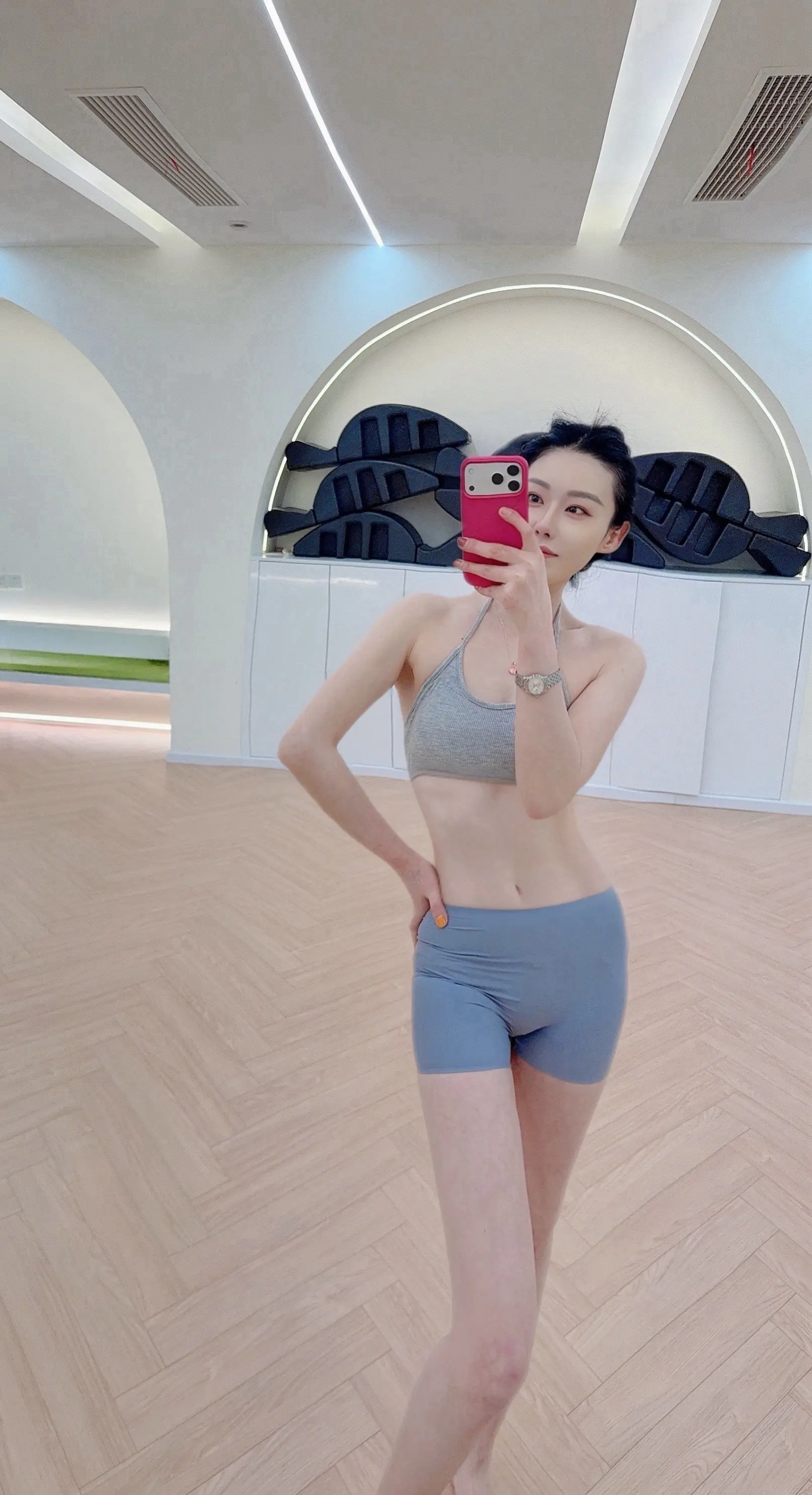 女人一定要爱上与美有关的事业，成功了显眼不成功养眼.