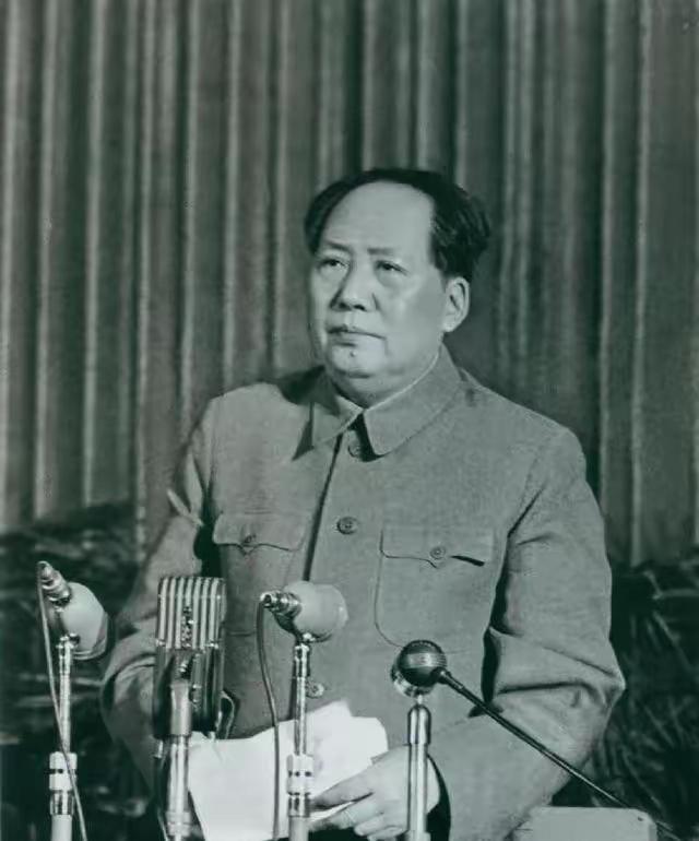 毛主席曾告诫过我们，如果有天消费不振，贫富悬殊，干群关系下降，原因就有可能是劳动