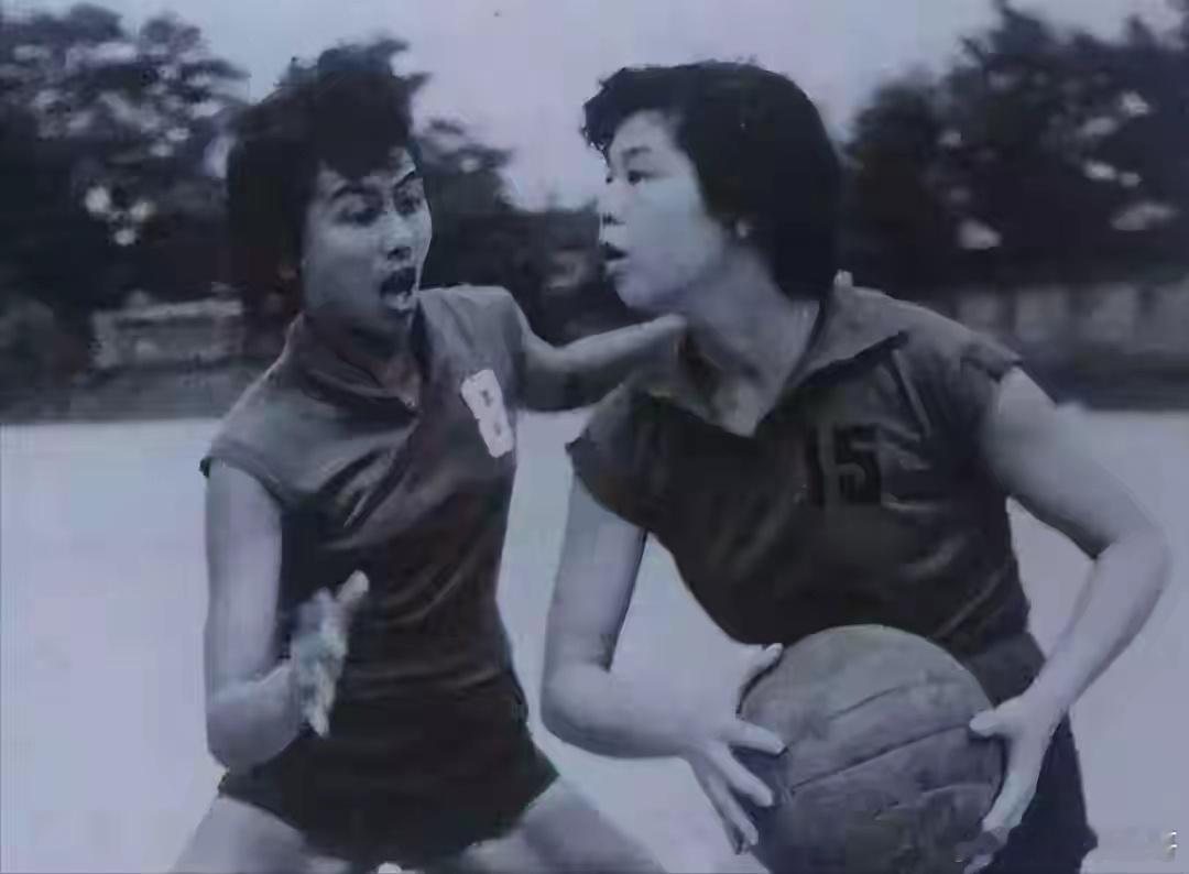 世人皆知钟南山，却不知他妻子李少芬是女篮传奇！15岁扎麻花辫进省队，16岁进入国