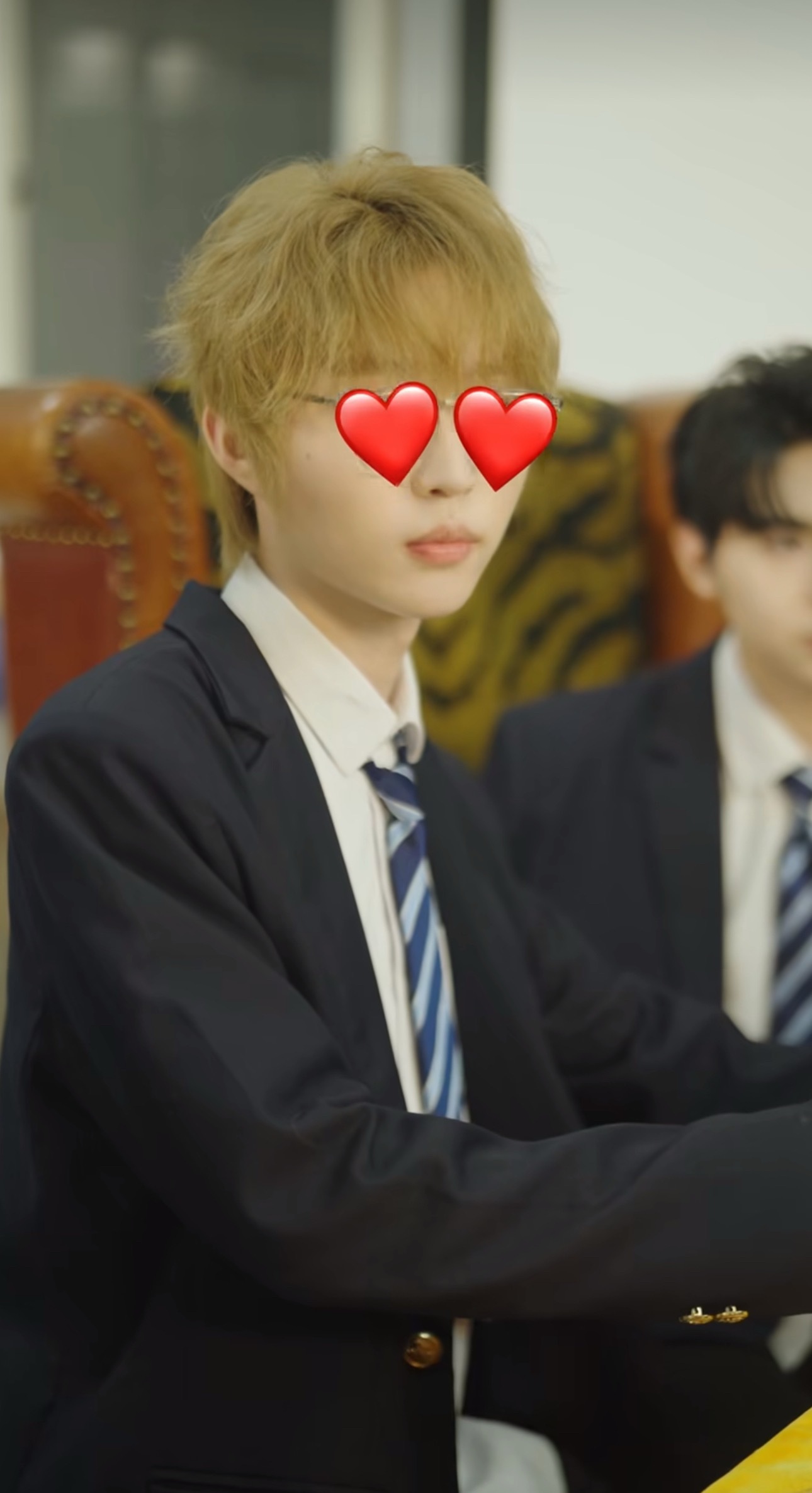 美女转校生空降PELPEL短剧不是，这就有点搞笑过头了这美女转校生得多美呀 