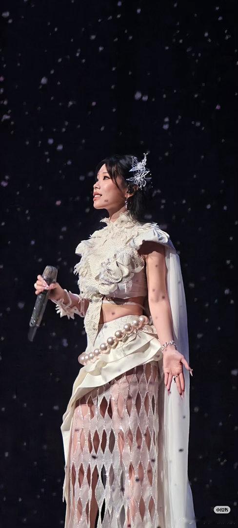 歌手直播 温柔叙事与热烈爆发的正面交锋，尤长靖凭借对歌曲情绪的精准拿捏顺利晋级。
