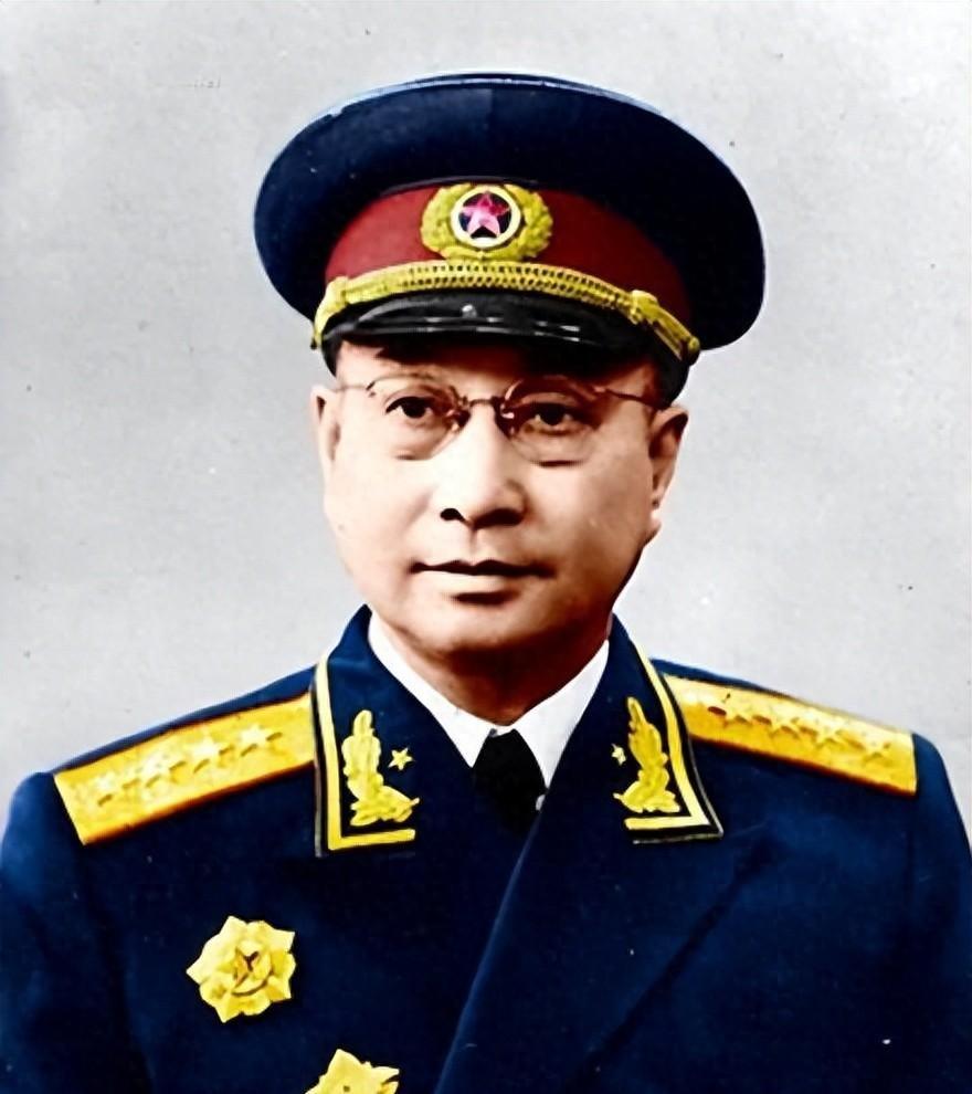 1953年陈赓将军驱车前往哈尔滨途中，交警拦车后提出要求：你必须送我去公安局
1