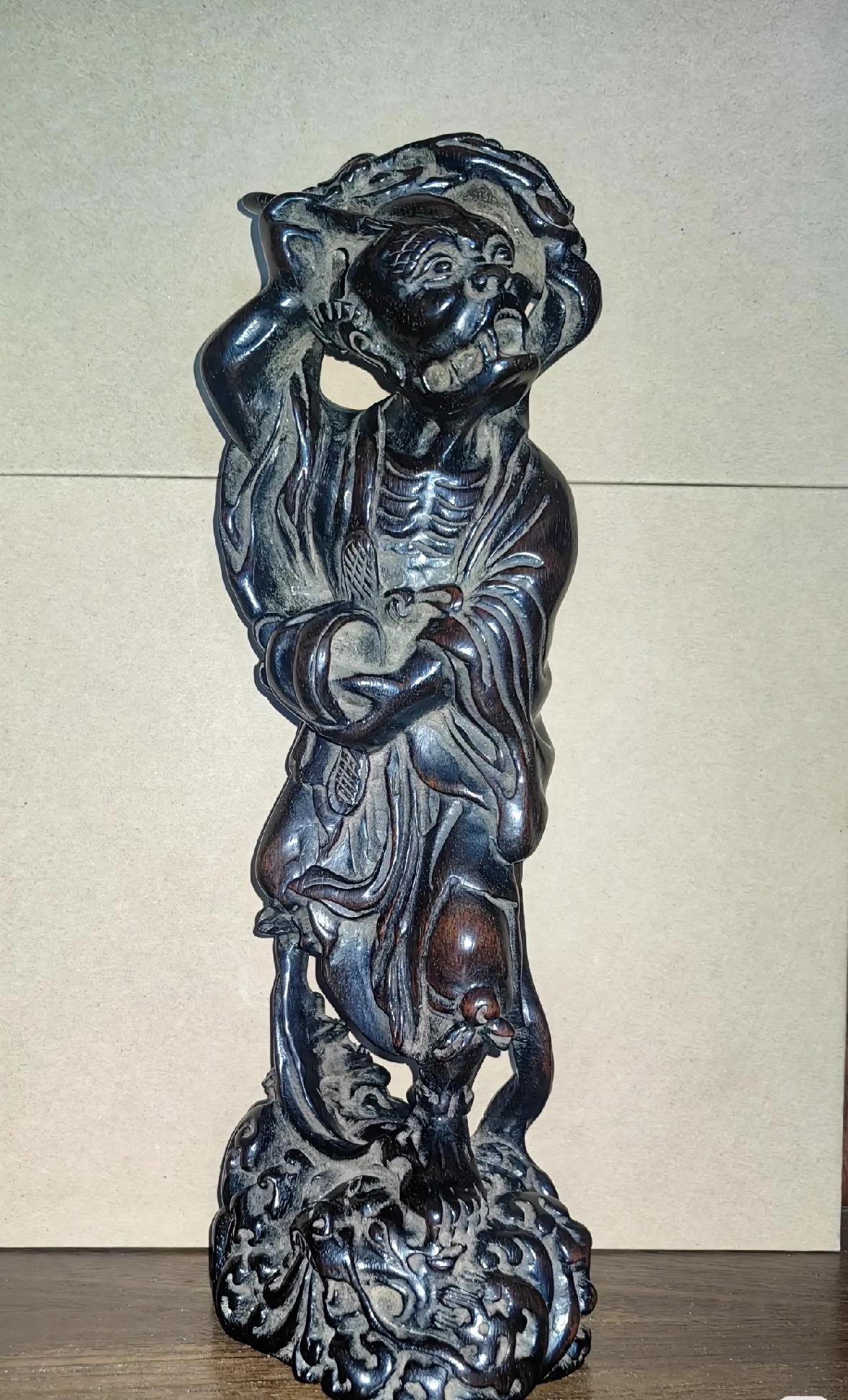 这老物件我瞅着像个“谜”！
救命！我翻出个奇怪玩意儿，硬邦邦的外壳上有几道槽，还