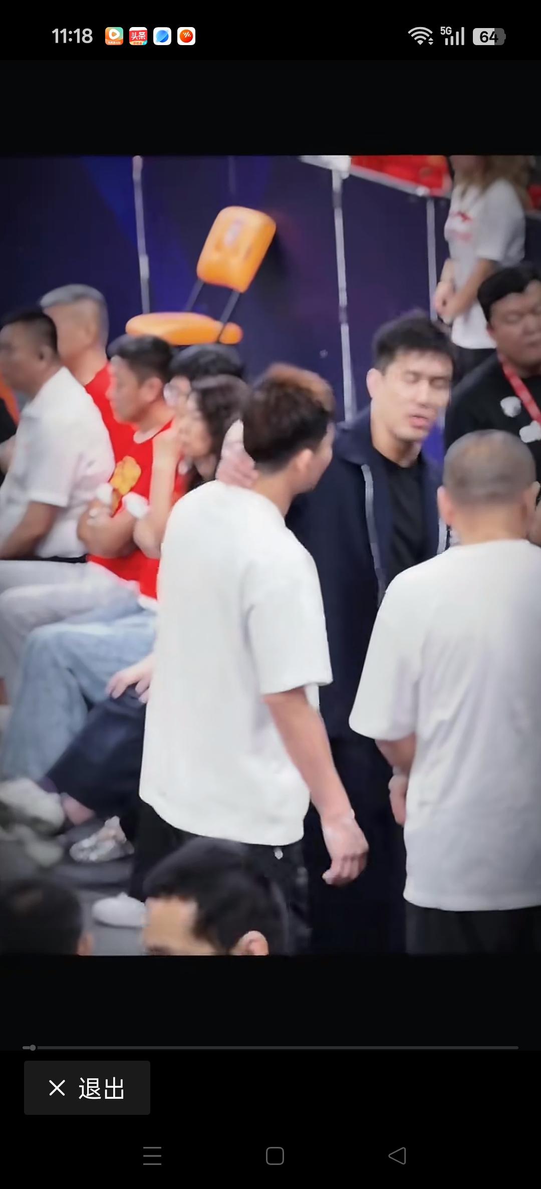 郭艾伦G5比赛后安慰孙铭徽。
这是一种尊重，也是一种关爱。
不得不说孙铭徽确实与