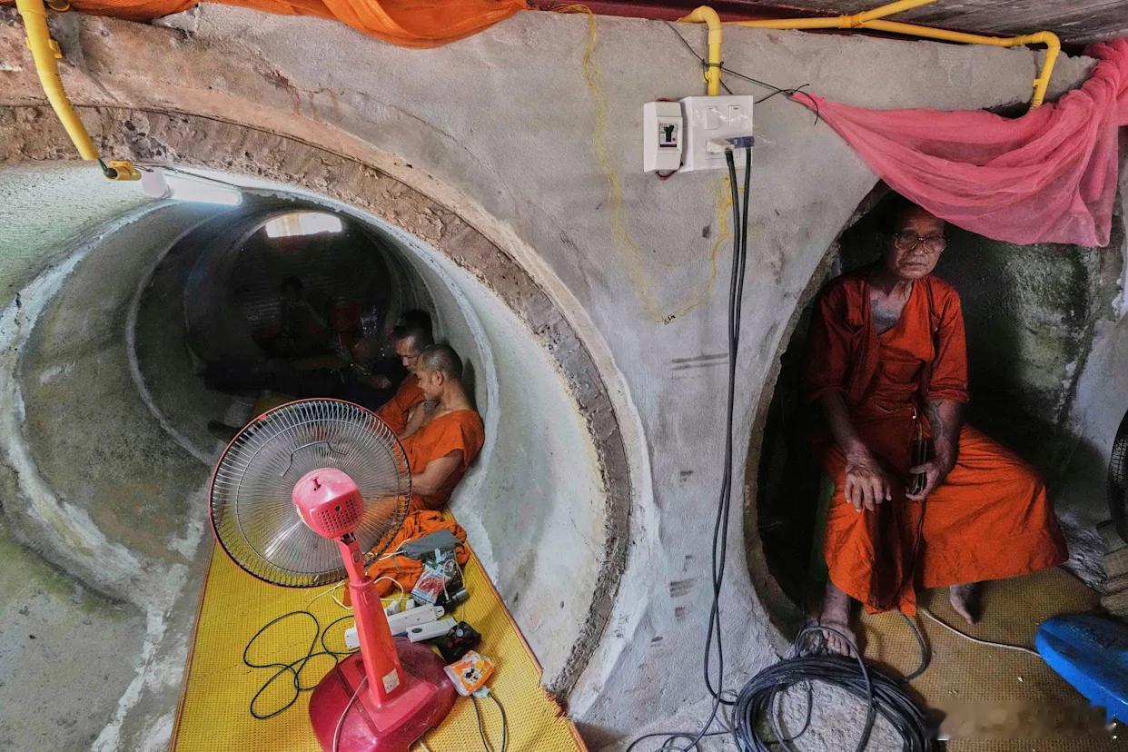 【柬泰边境发生地雷爆炸，一名中国男子受伤】（美联社）——泰国军方周六宣布，一名中