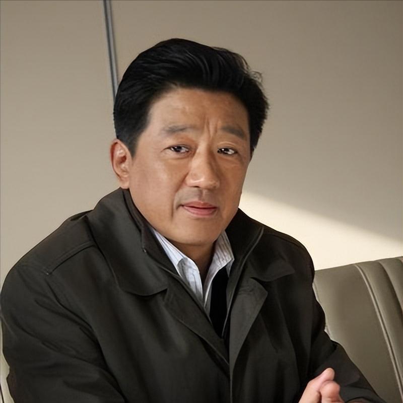 演员，丁勇岱，进入剧团，有一次，看见一个漂亮的姑娘，穿了一双红色的布鞋，很独特，