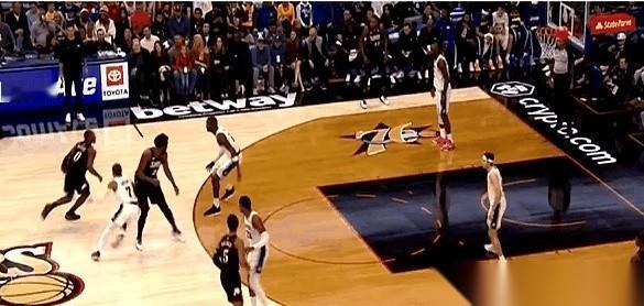 21次出手，只进了4个。
三分线外，6次扬手，一个没进。
我揉了揉眼睛，这真是那