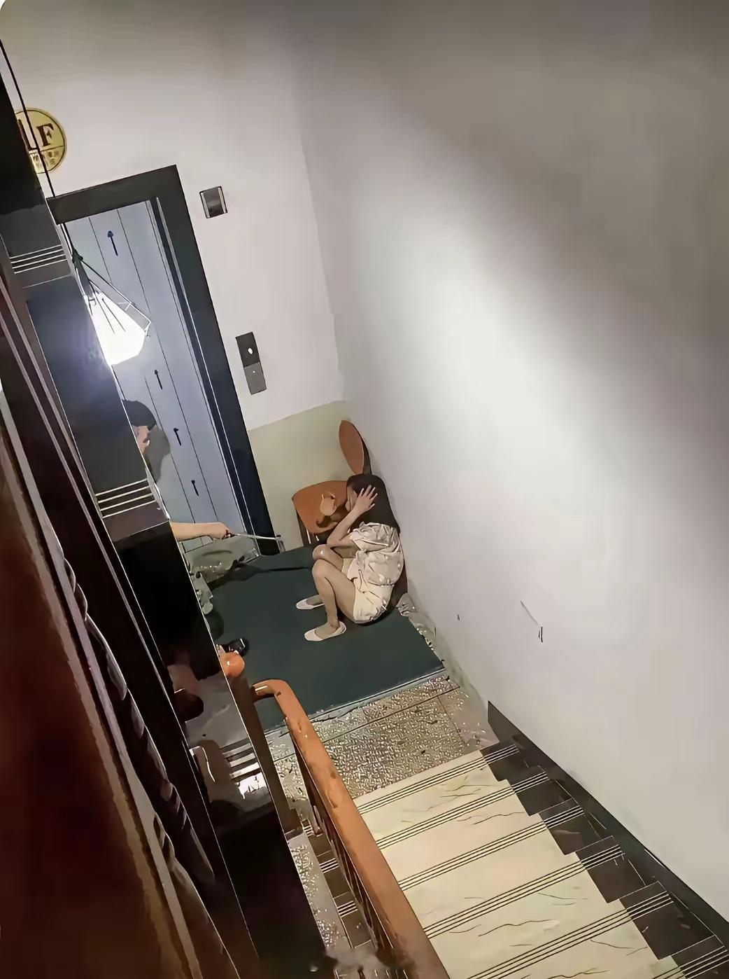 楼下邻居在外面干嘛呢？要不要帮美女报个警？ 