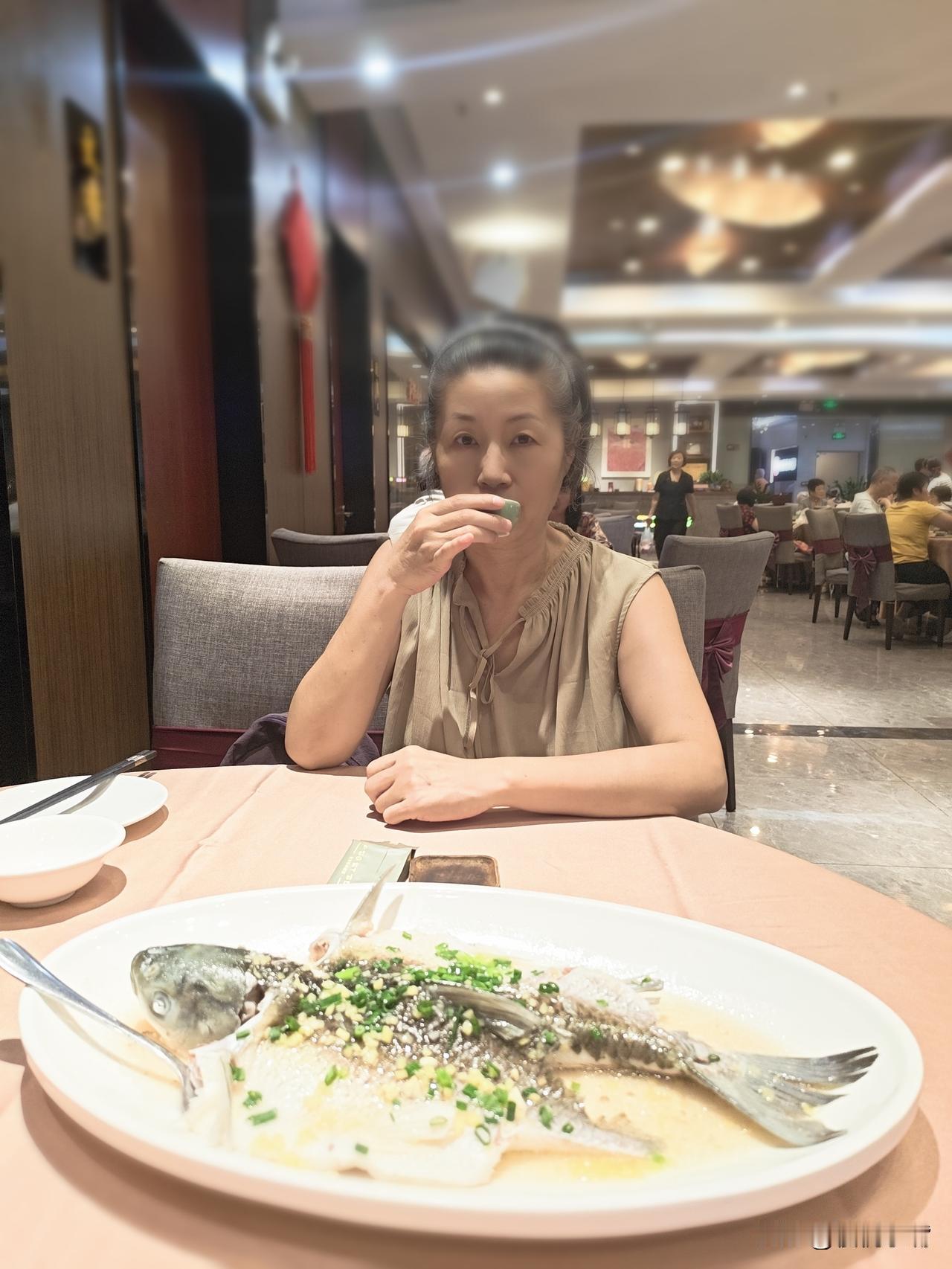 看这条大鱼
广州的朋友能看出是什么鱼吗？
我一个人吃了整整一条，
来了顺德一个星