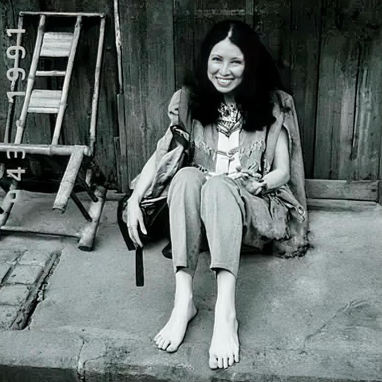 三毛说：
“折磨你的从来不是
任何人的情绪，
而是你心存幻想的期待。
世间万物都