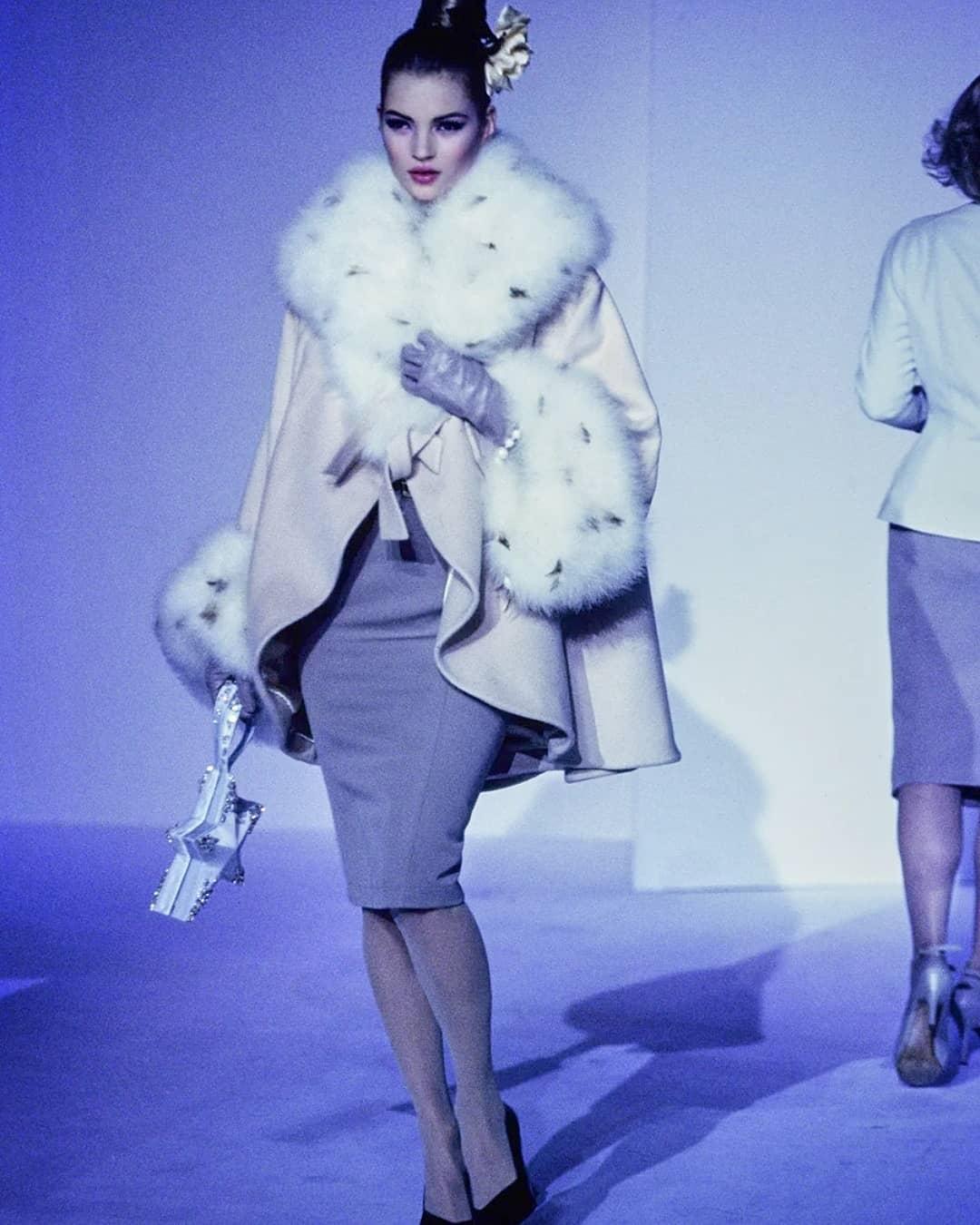属于皮草的季节来啦✨90秀场的iconic皮草作品，替质感贵妇们存个档。领口、袖