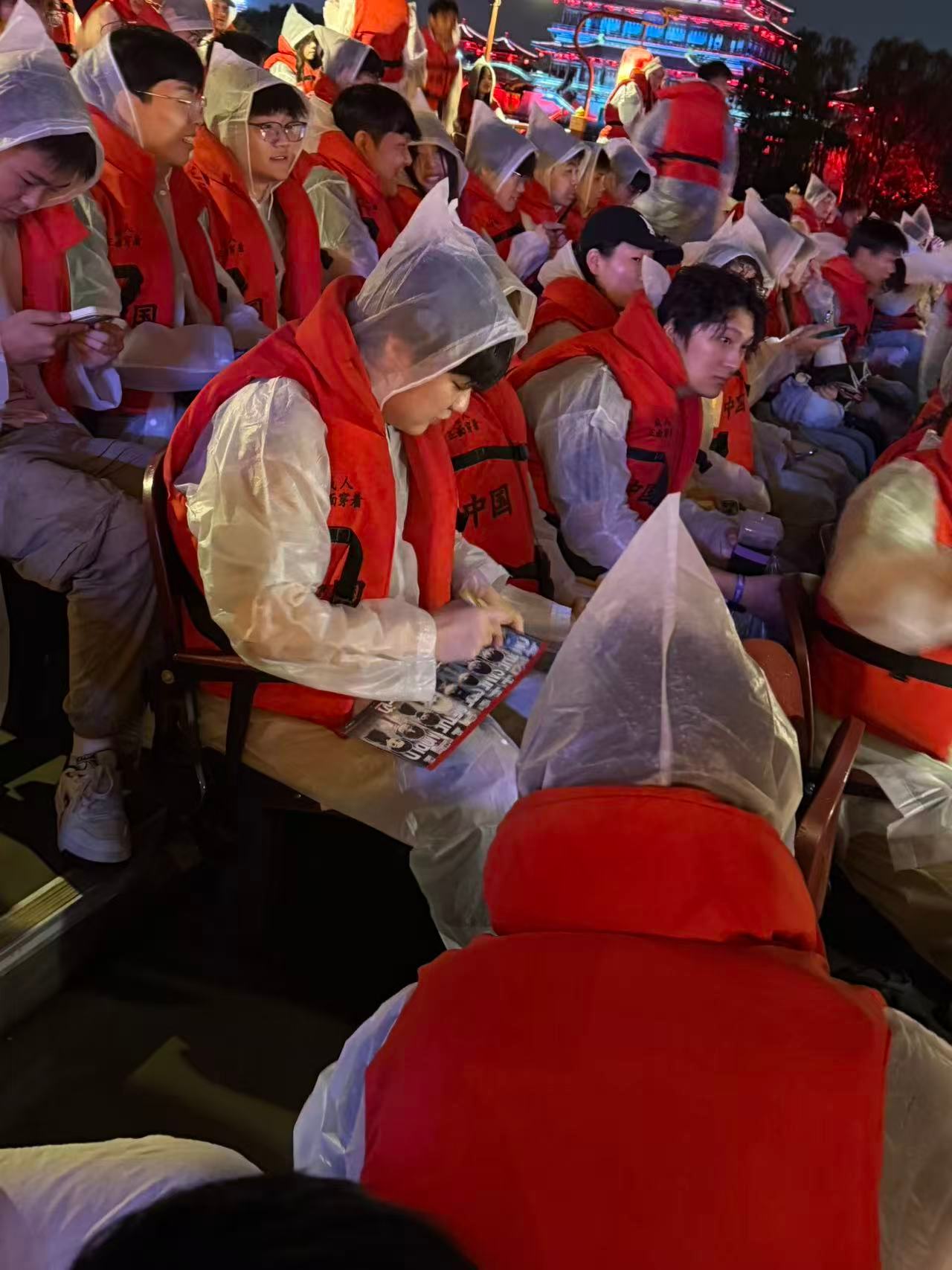 陈泽和张诗尧给白泽捧场排面直接拉满！陈泽、张诗尧现身西安为白泽杯助阵，众多玩家奔