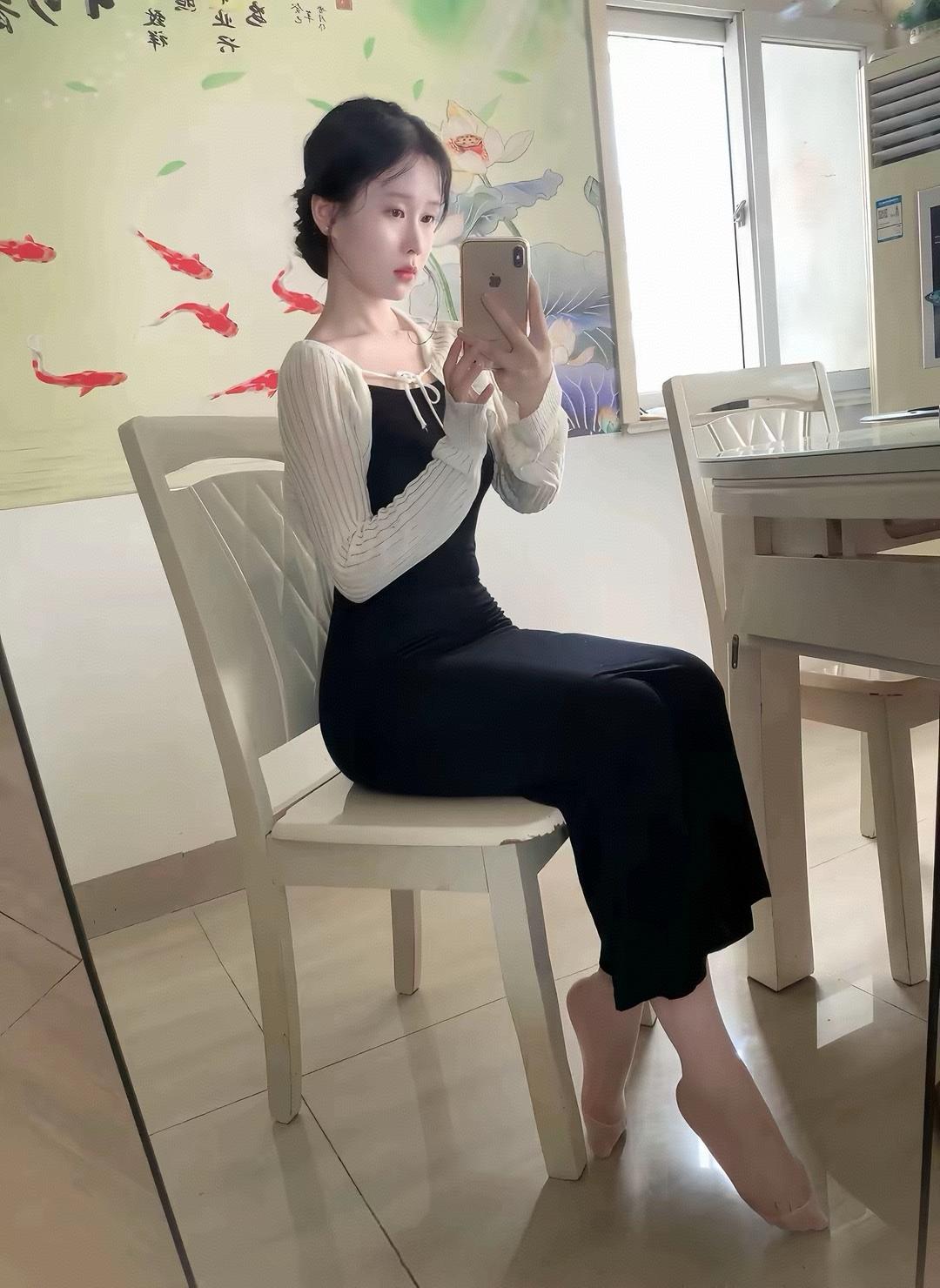 优雅黑裙，镜中自拍的迷人时刻💃🏻✨