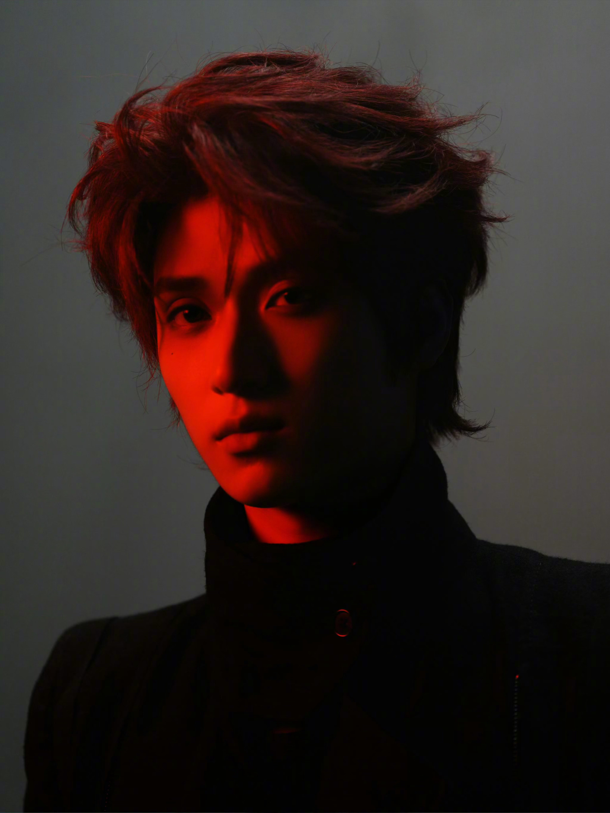 严浩翔亮相新歌《Cold Blooded》造型。红发搭配Ann Demeulem