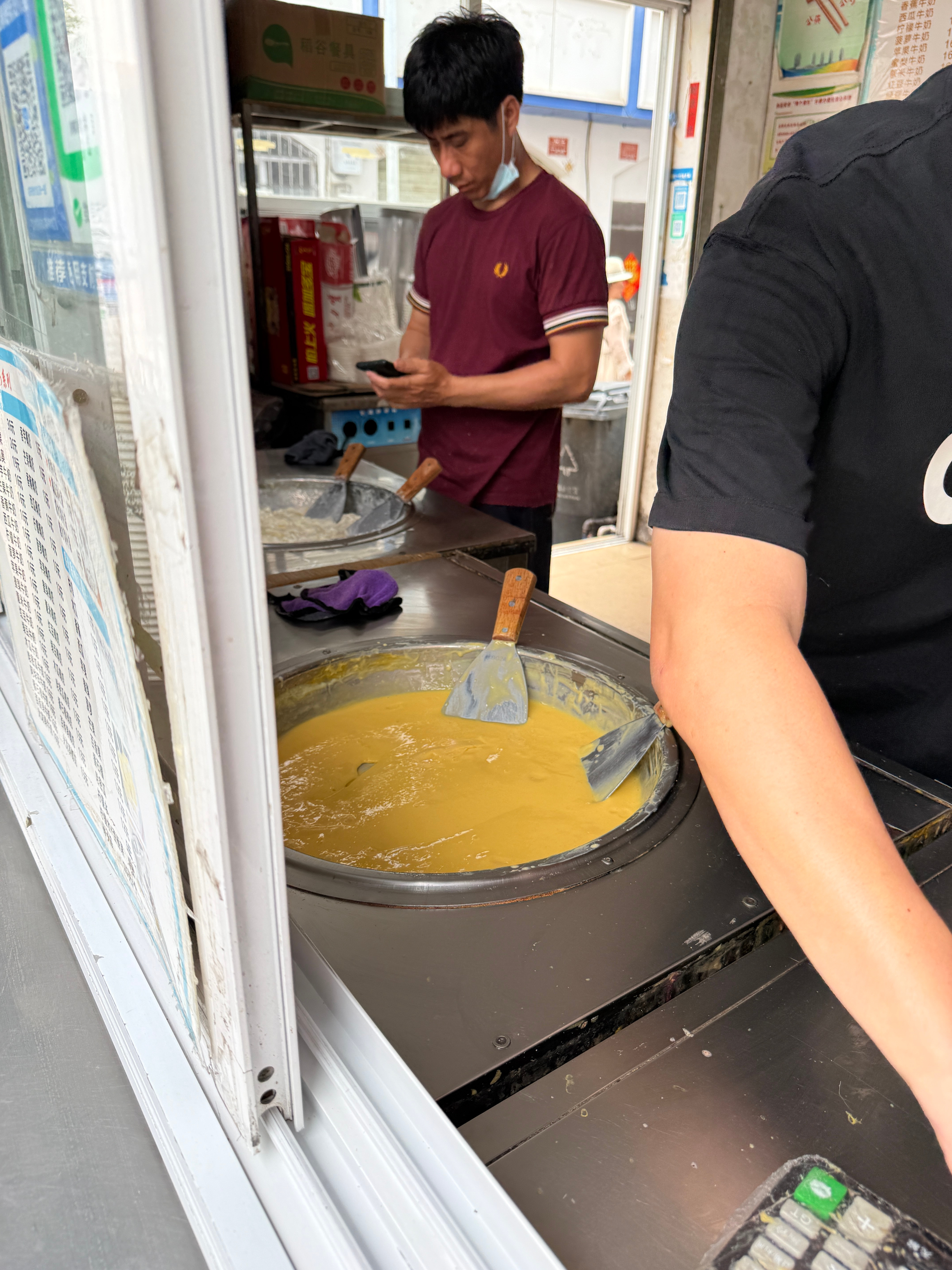 你敢信？ 这家网红炒冰店看似没啥人，实则一堆单子排队40分钟以上