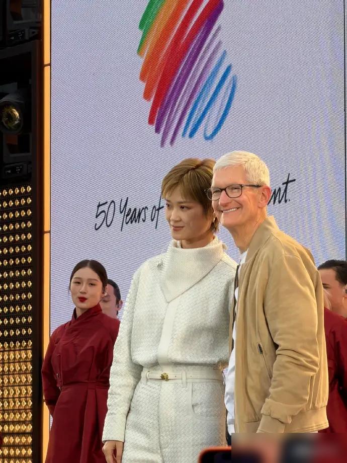 3月18号下午，苹果50周年庆典亚太首站落地成都太古里。
这是纽约之后的全球第
