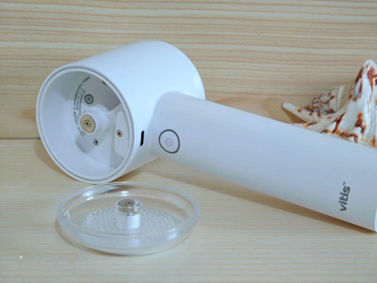 入手了荣耀亲选vitis毛球修剪器Pro。Pro款不仅比标准版外观精致，底部还多