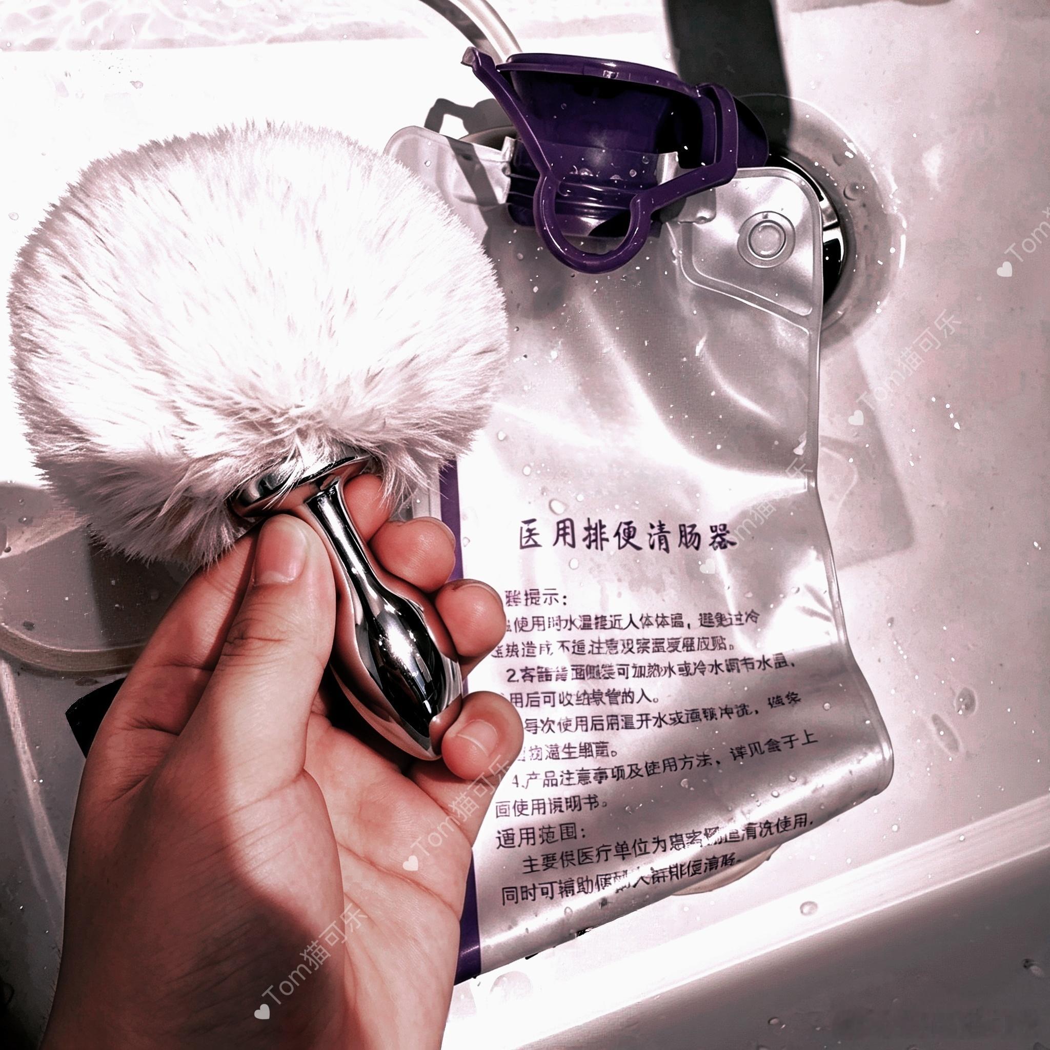 灌好之后先别动，先用手指感受体内的温度。 