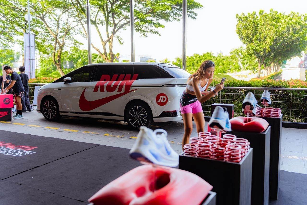 小鹏X9近日在全球市场频频亮相潮流圈，作为JD Sports Indonesia