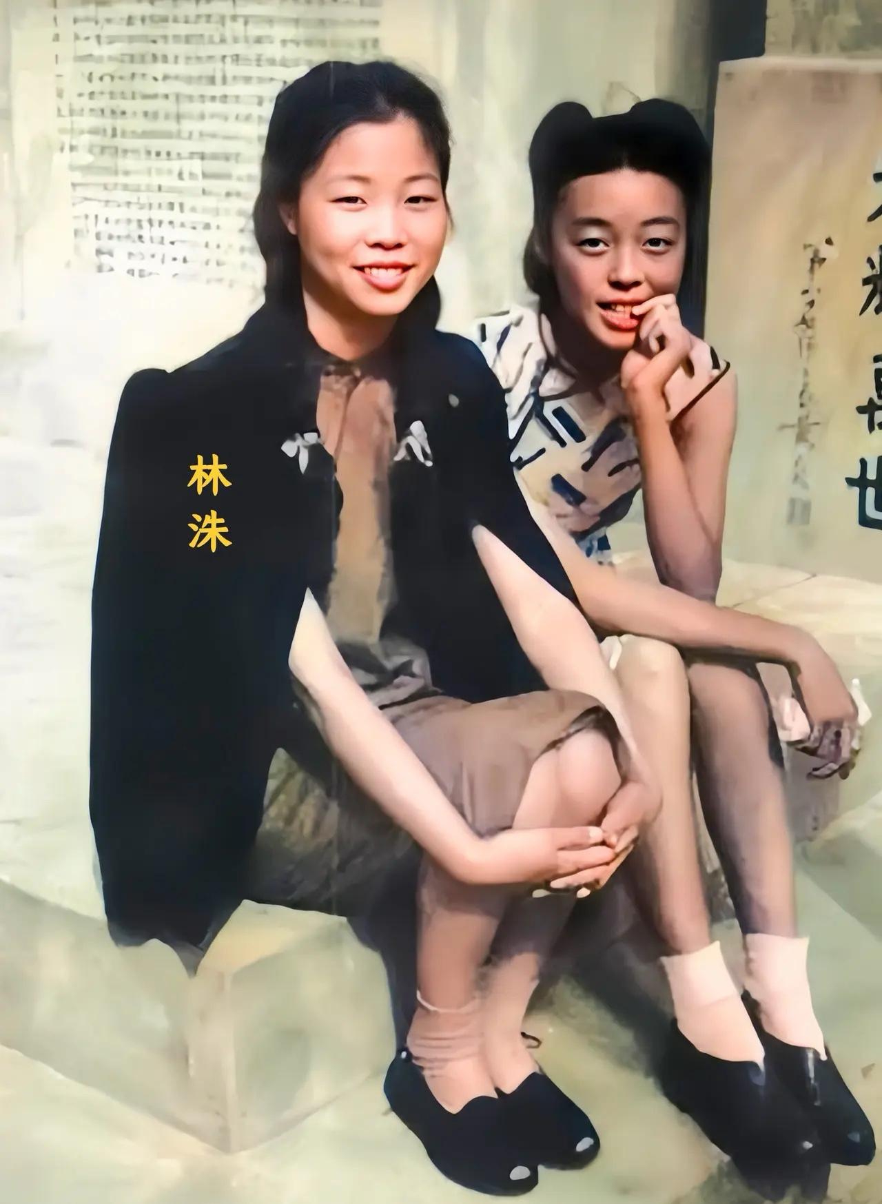 1948年夏，20岁的林洙与好友外出游玩时的一张合影，镜头中的林洙穿着旗袍搭着黑