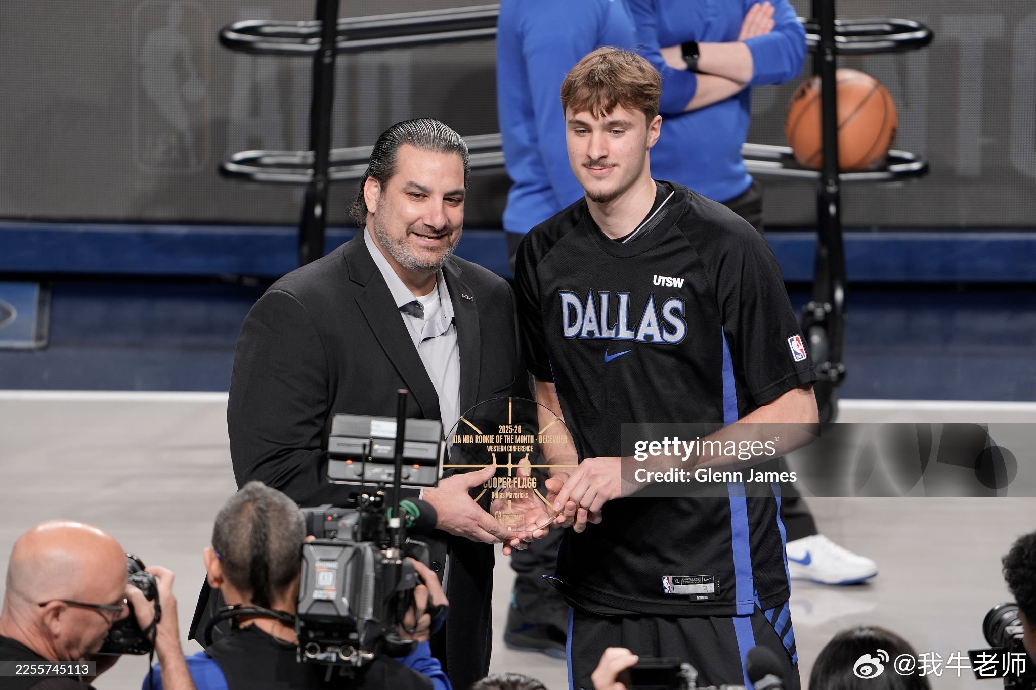 MFFL 弗拉格被颁发了月最佳新秀的奖杯。掘金vs独行侠浓眉恐赛季报销浓眉无需手