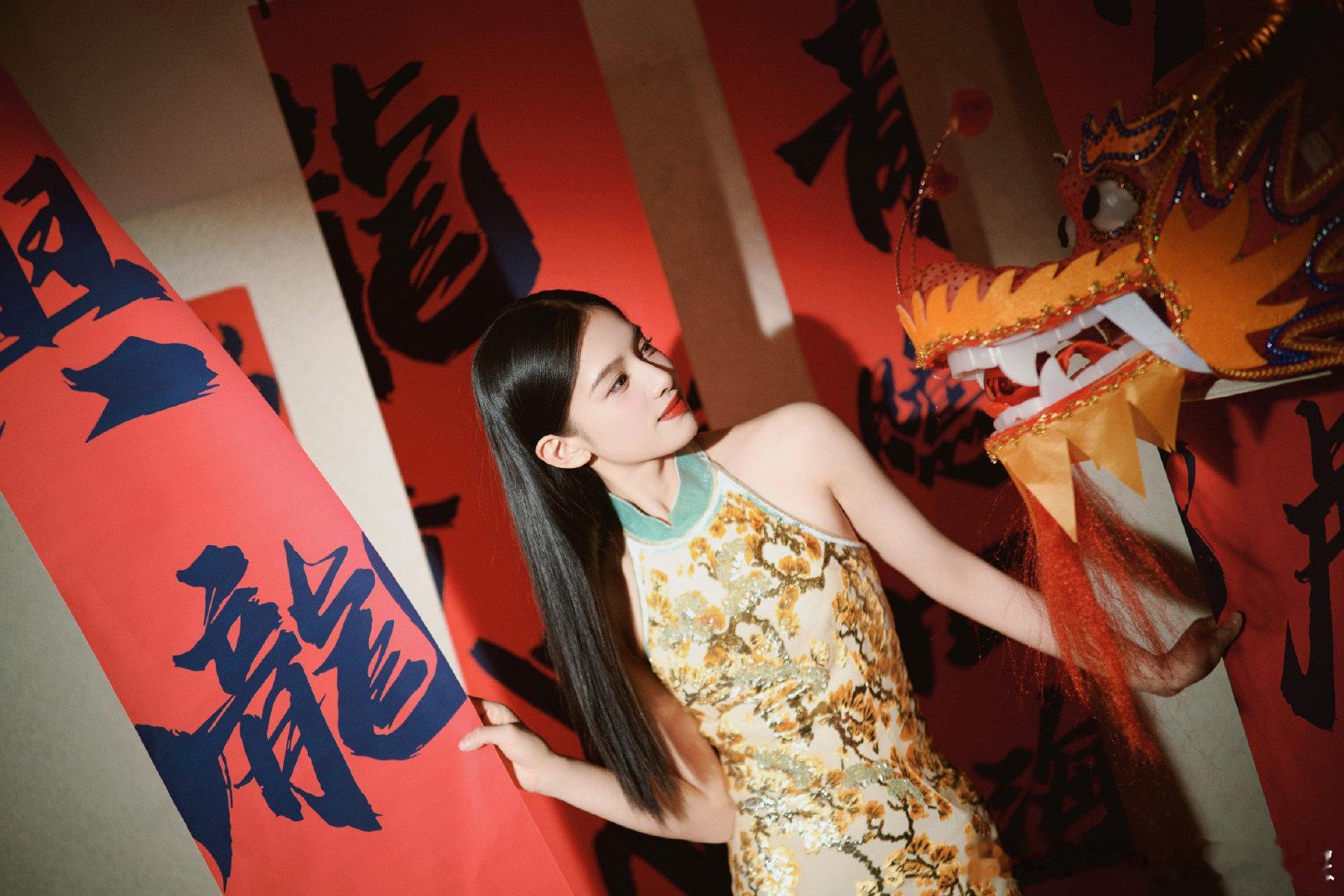 张婧仪除夕营业照，金色旗袍好漂亮 ​​​