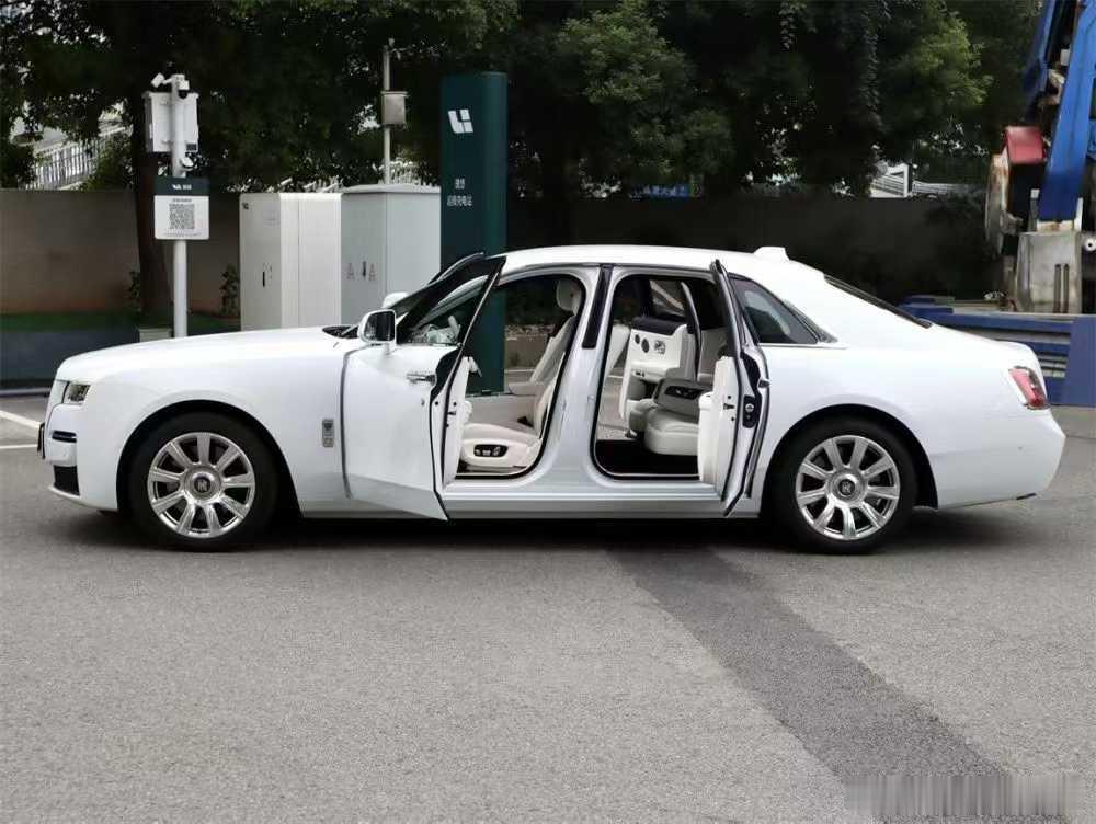 劳斯莱斯icon古思特三代标准版 加急寻伯乐、22年落户、9000km 独立座椅