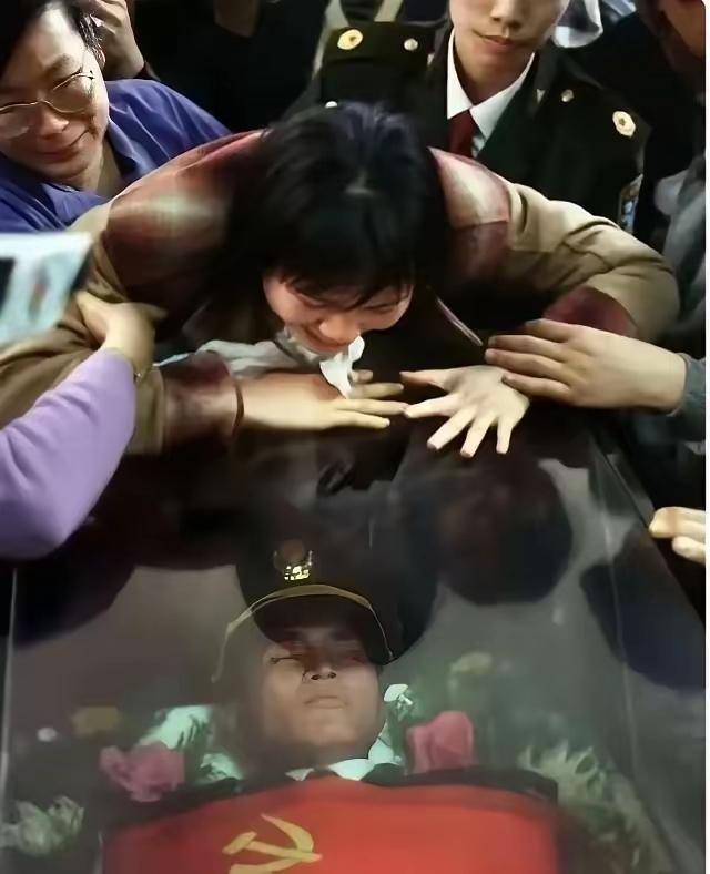 佛山殡仪馆，新婚刚刚45天的曹秀仪趴在丈夫杨冠生的灵柩前，不久前丈夫还在电话中温