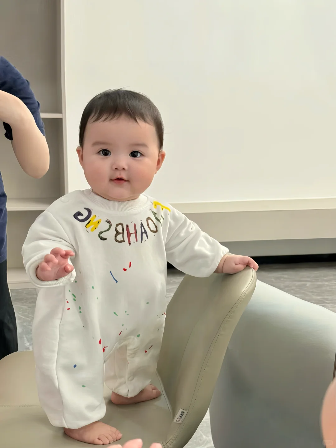 好喜欢我的胖宝宝，真像一个小手办啊～