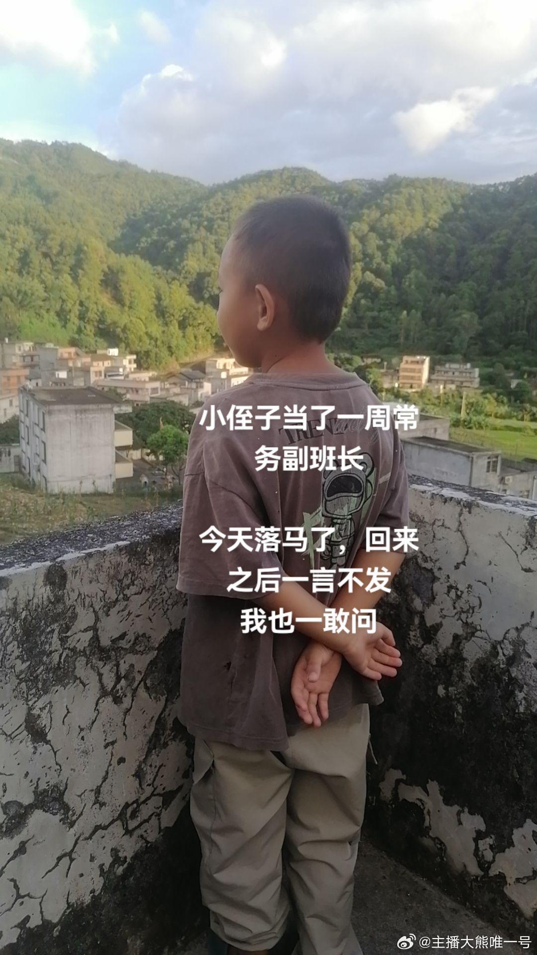 私自挪用班费买辣条、卡牌，垄断班级收发作业本业务，串通班长将班级卫生外包给没有资