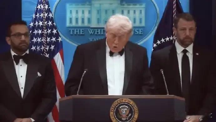 参加白宫记者晚宴的门票可不便宜，500美元一张，约合3500元人民币。
而当晚参