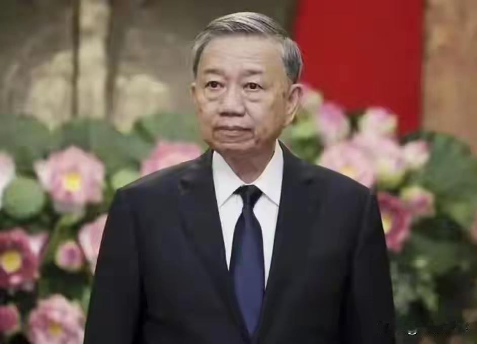 苏林到美国参加特朗普主办的和平委员会会议，拍照时，站在哪里了？跑到边上去了。越南