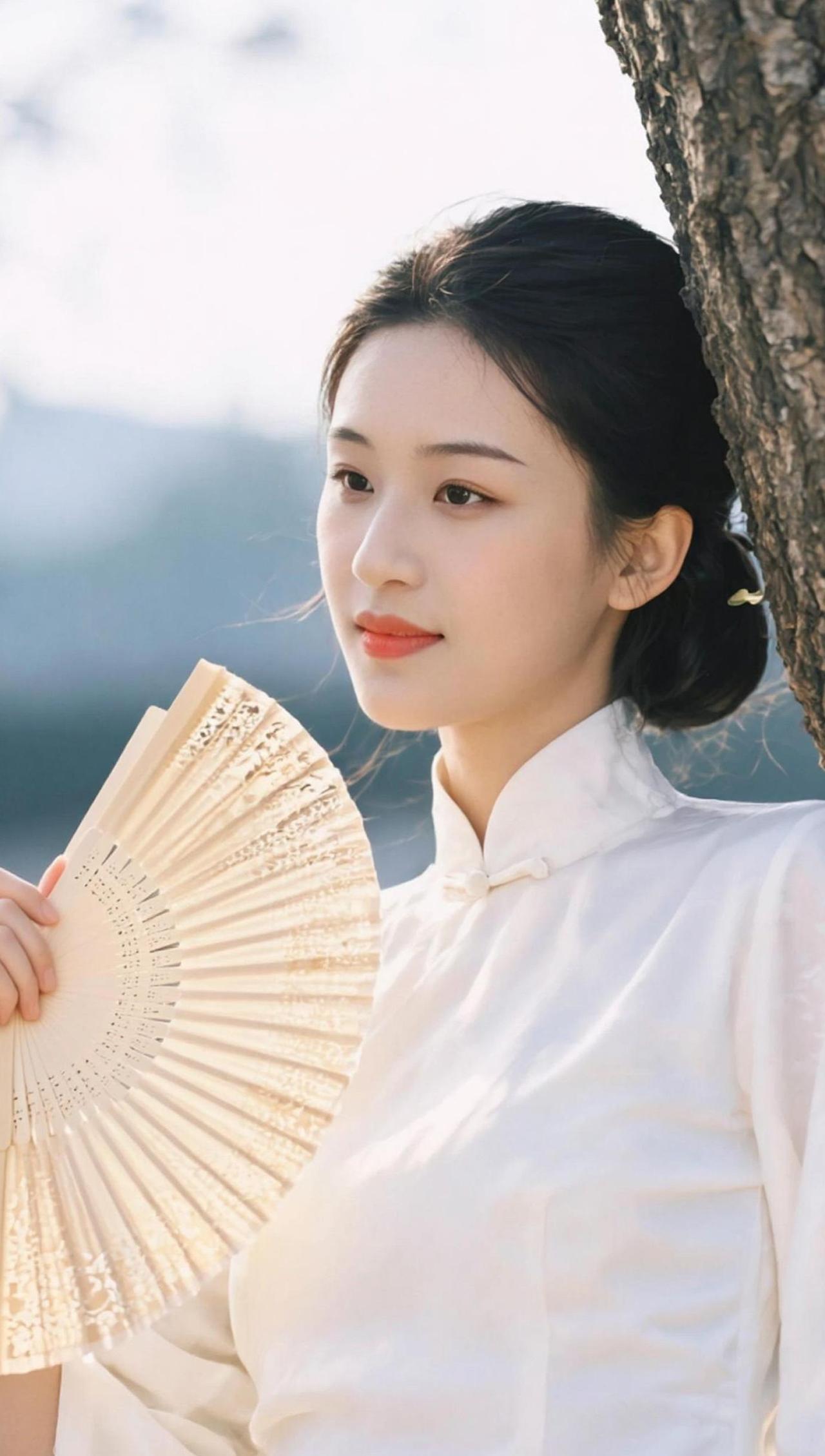 一袭旗袍，执扇轻摇，仿佛穿越了时光的隧道，回到了那个温婉的年代。扇子半掩，是含蓄