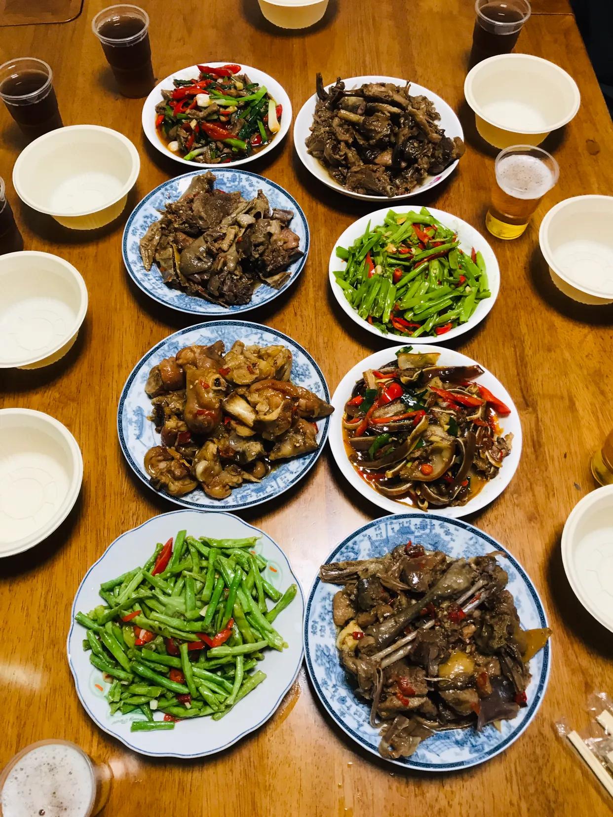 端午节，350元简单弄了一桌！

大家看看有没有食欲？我觉得有点油腻，肉多菜少，