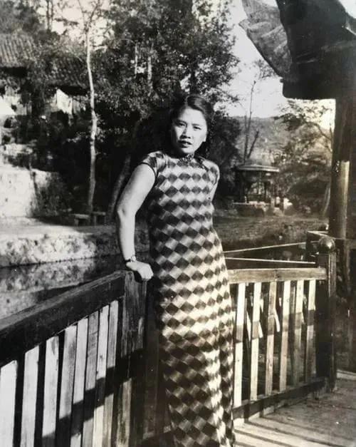 王曼霞：潜伏在蒋介石身边的红色女特工，就义8天后上海解放
 
她叫王曼霞，出身富