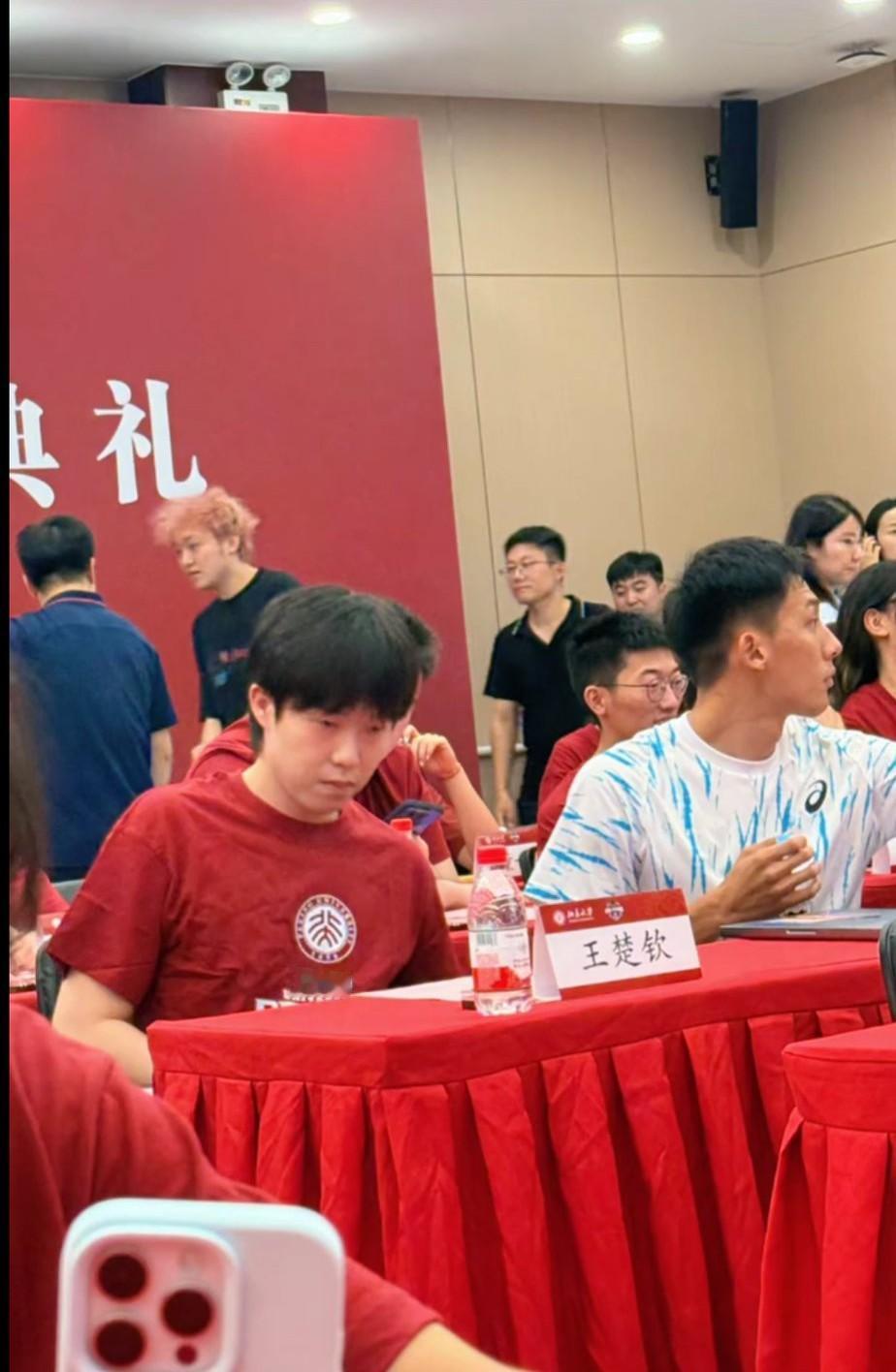 赛场上的大将，英武霸气，教室里的乖宝，安静的等待着，王楚钦真是太可爱啦！