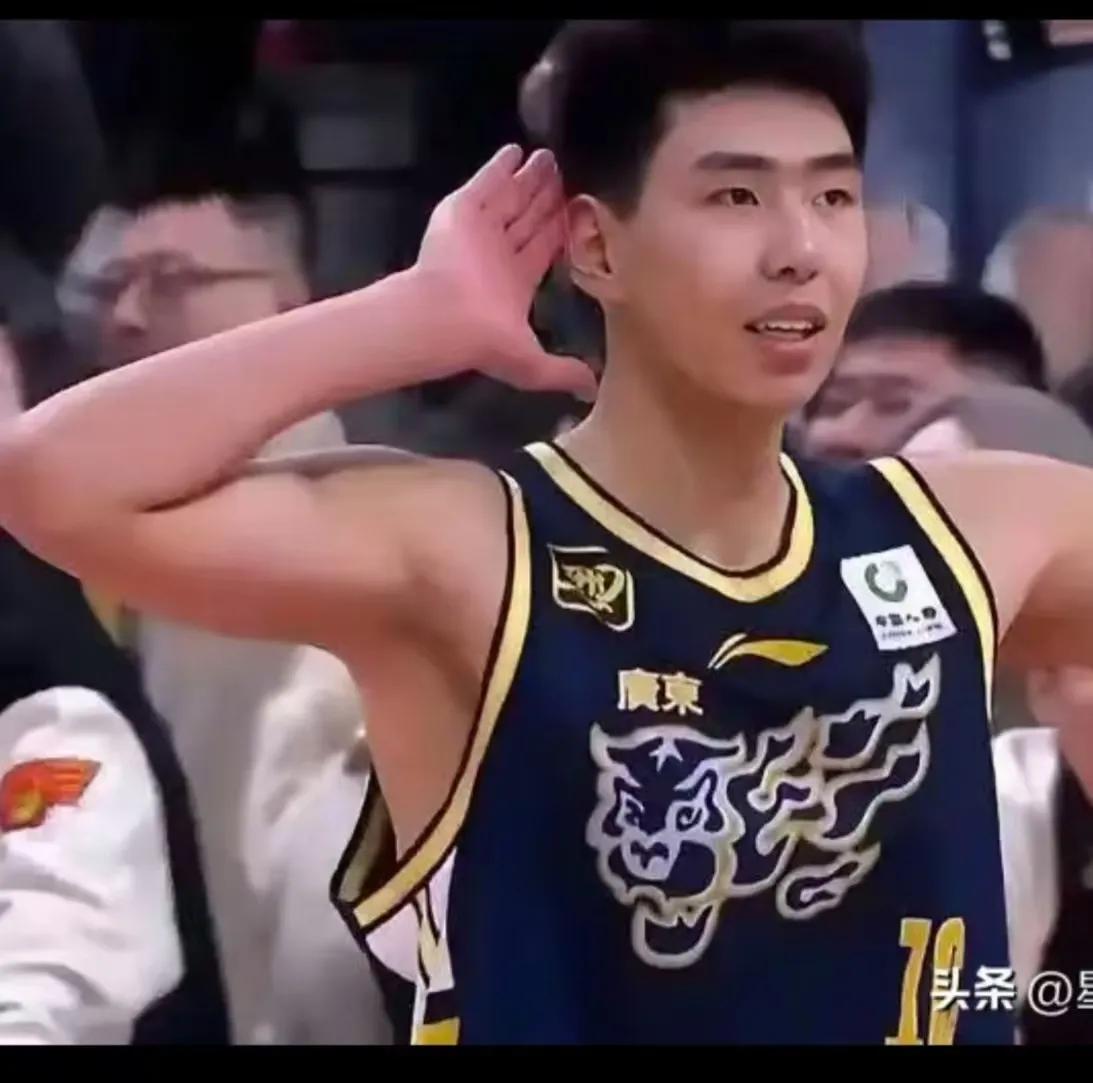 2.26米的徐昕留在广东队就要被荒废掉了！杜峰根本就不会使用中锋，不只是徐昕用不