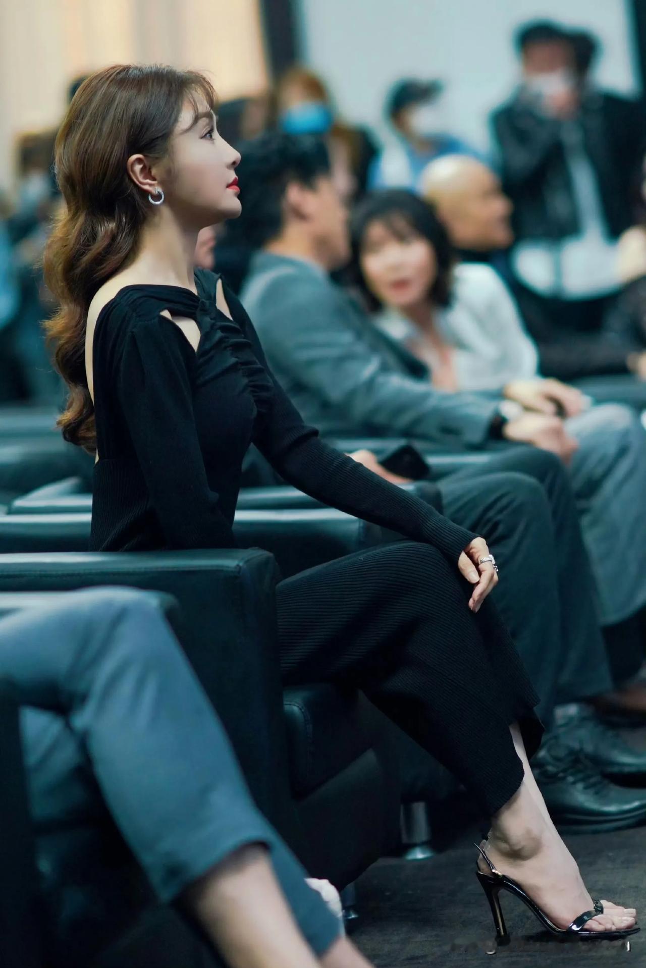 秦岚优雅的黑丝绒礼服，精致的耳环，高跟鞋，闪耀的夜晚💃🏻👠✨