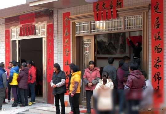 各位读者大家好~
在河南，一对50岁夫妇举办了乔迁典礼，预订了20桌宴席，每桌标