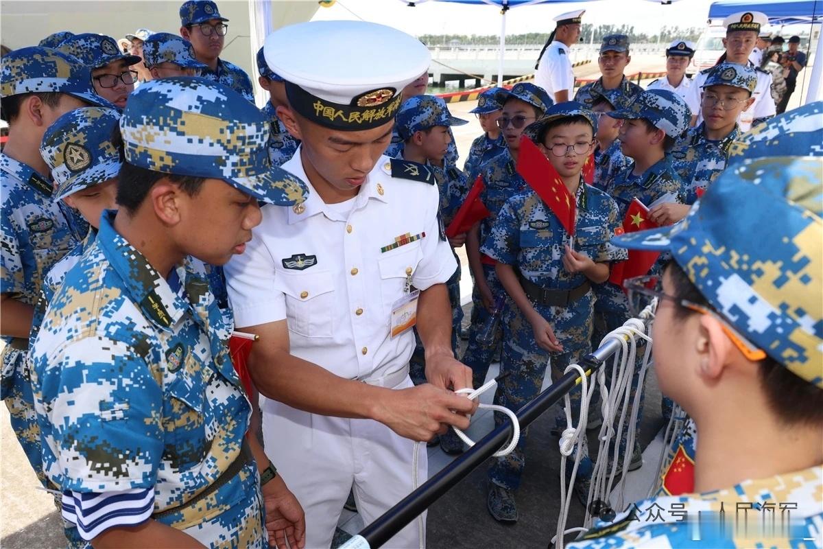今天上午，“2026年港澳青少年遇‘舰’军营活动（湛江）”开营仪式在南海某支队举