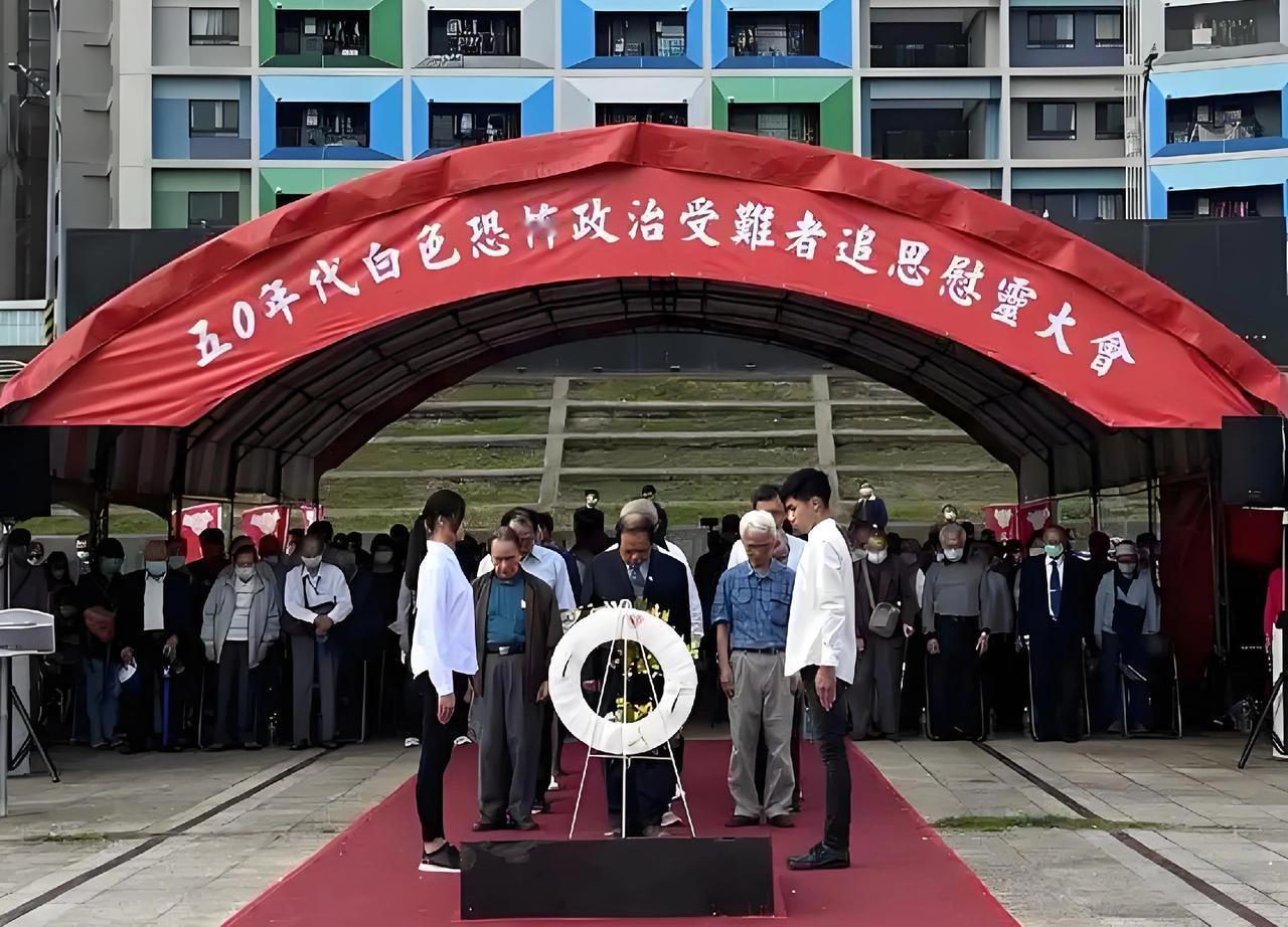 台湾青年泪祭马场町先烈！统一是告慰忠魂的最好答案！
 
台湾青年在马场町含泪祭奠