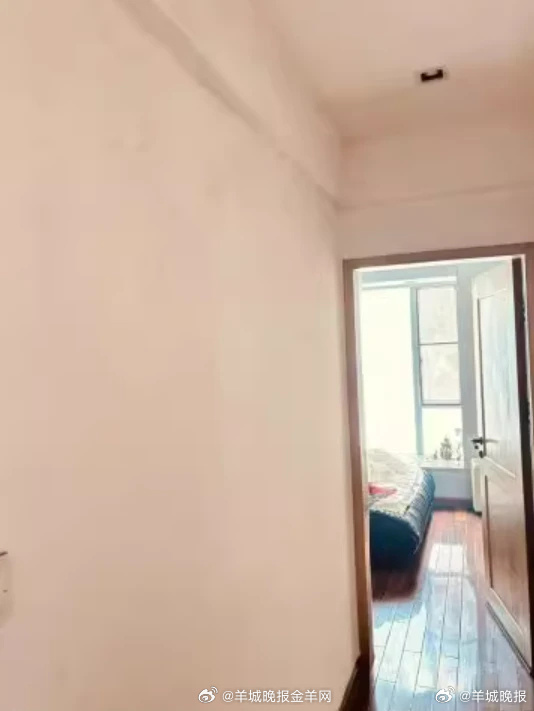 【#广州1平米房屋产权拍卖引17人争抢#】#广州1平米房屋产权拍出11万天价#广