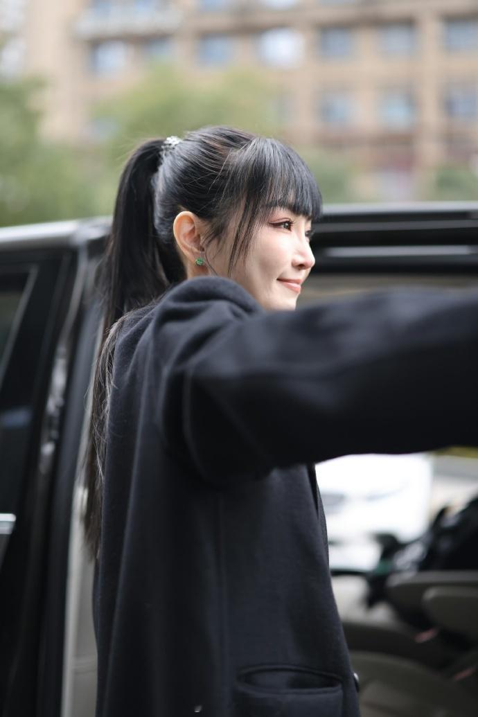 #谢金燕浪姐上班生图状态#谢金燕美的不可方物，生图都这么牛，真的粉丝吃的太好了，