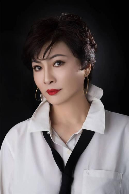 44岁Selina被偶遇，肚子比老公还大，脖子快“消失”了！网友：这幸福肥也太真