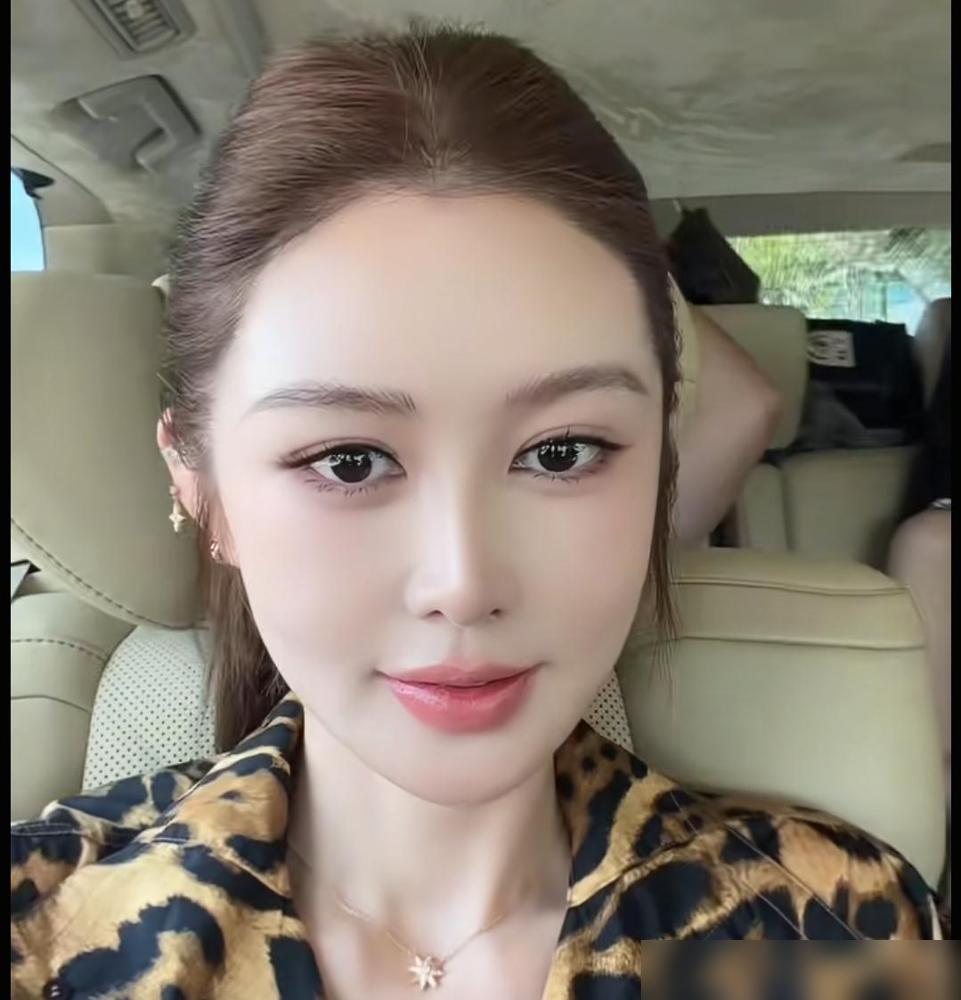 半年前直播哭诉彻底不可能，半年后砸钱给他刷成榜一。
这就是主播盈公主。
前脚