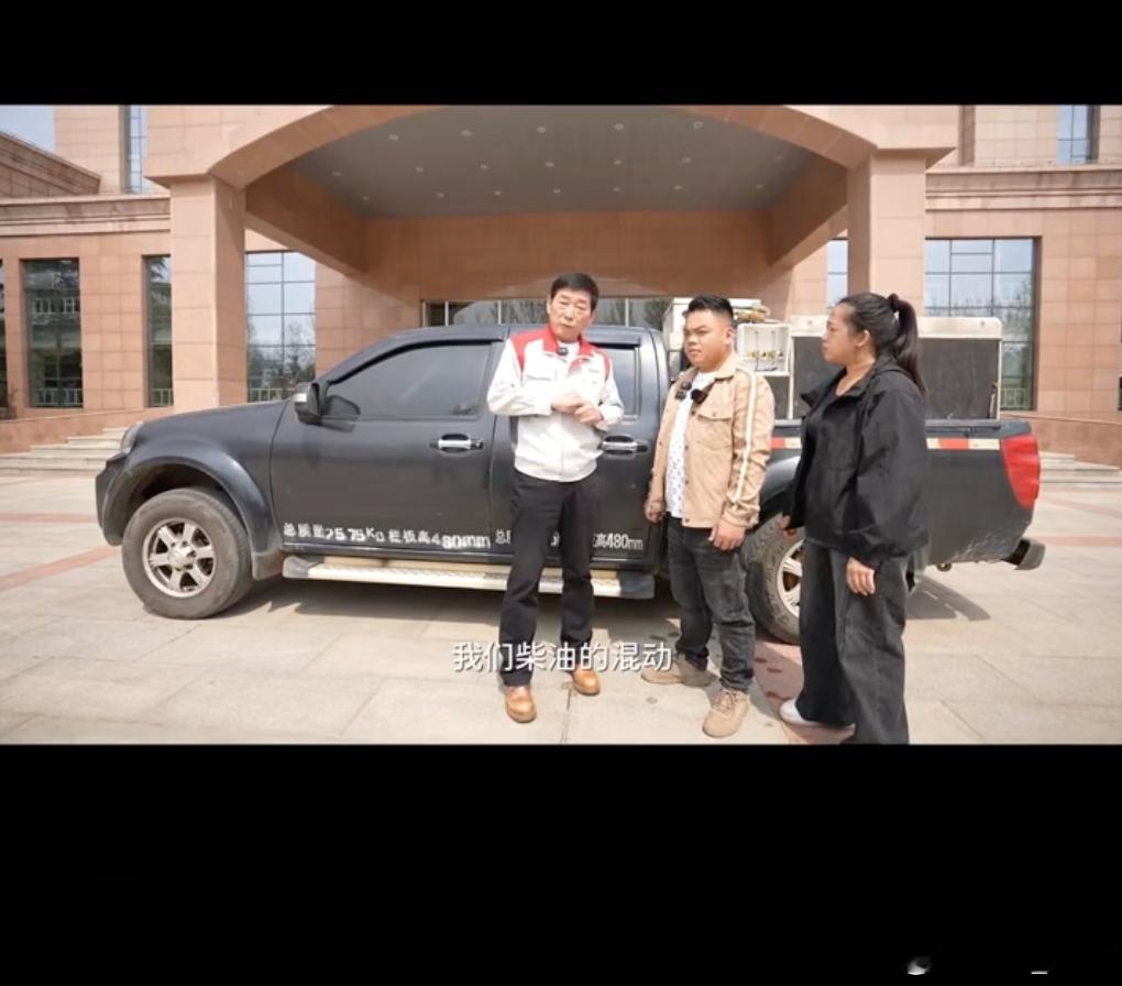 有网友在保定拍到了长城柴油混动工程车，看起来是坦克700 的Hi4版本。之前魏建