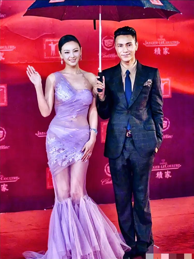 张雨绮真是有颜任性，穿紫色纱裙勾勒出凹凸曲线，看着都觉得累！
这样紧身的裙装，像